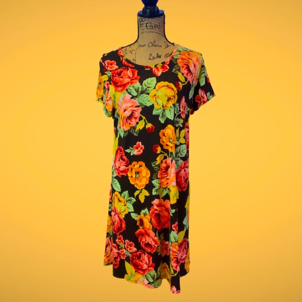 Jamie & Layla Dress from Steinmart flower pattern on black background. Size XL